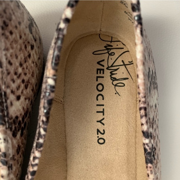Life Stride Velocity 2.0 Vivian’s Snakeskin Flats, Size 9, NWoT - Picture 5 of 8